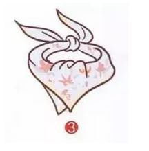 方巾雙層三角結(jié)系法與時尚搭配技巧