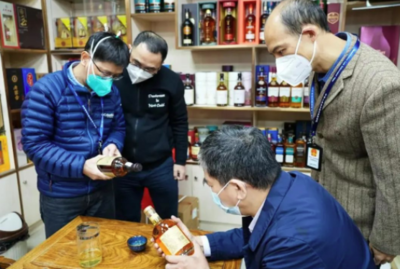 第三季“九號查酒”行動圓滿收官，現(xiàn)場查扣一批假冒“茅臺1935”，強(qiáng)化酒類市場監(jiān)管